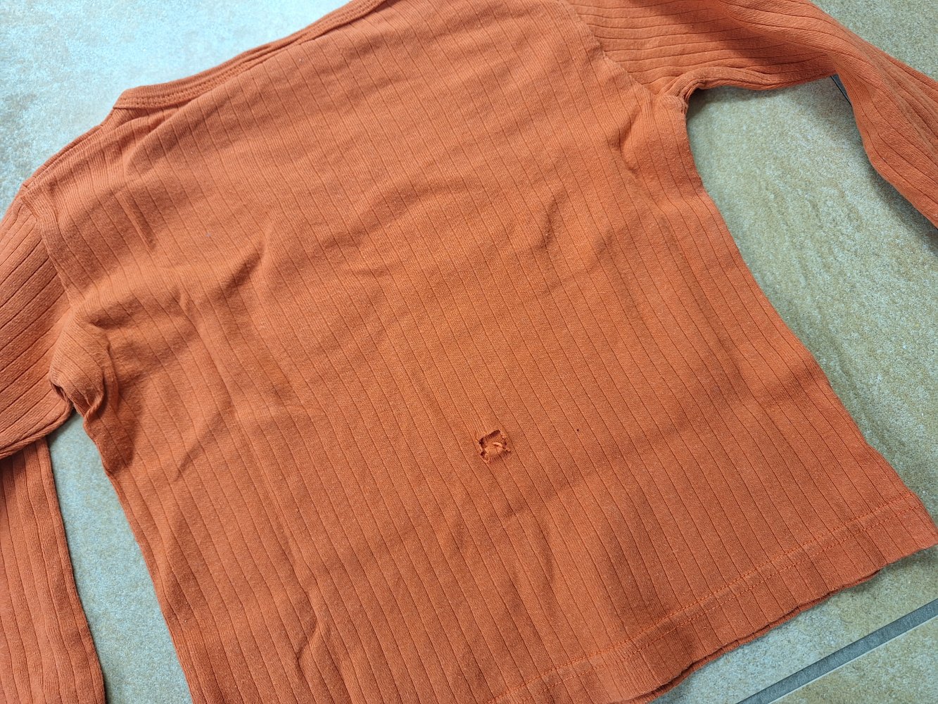 orangefarbener Pullover mit Kängurus, Gr. 98/104 gerippt, unisex