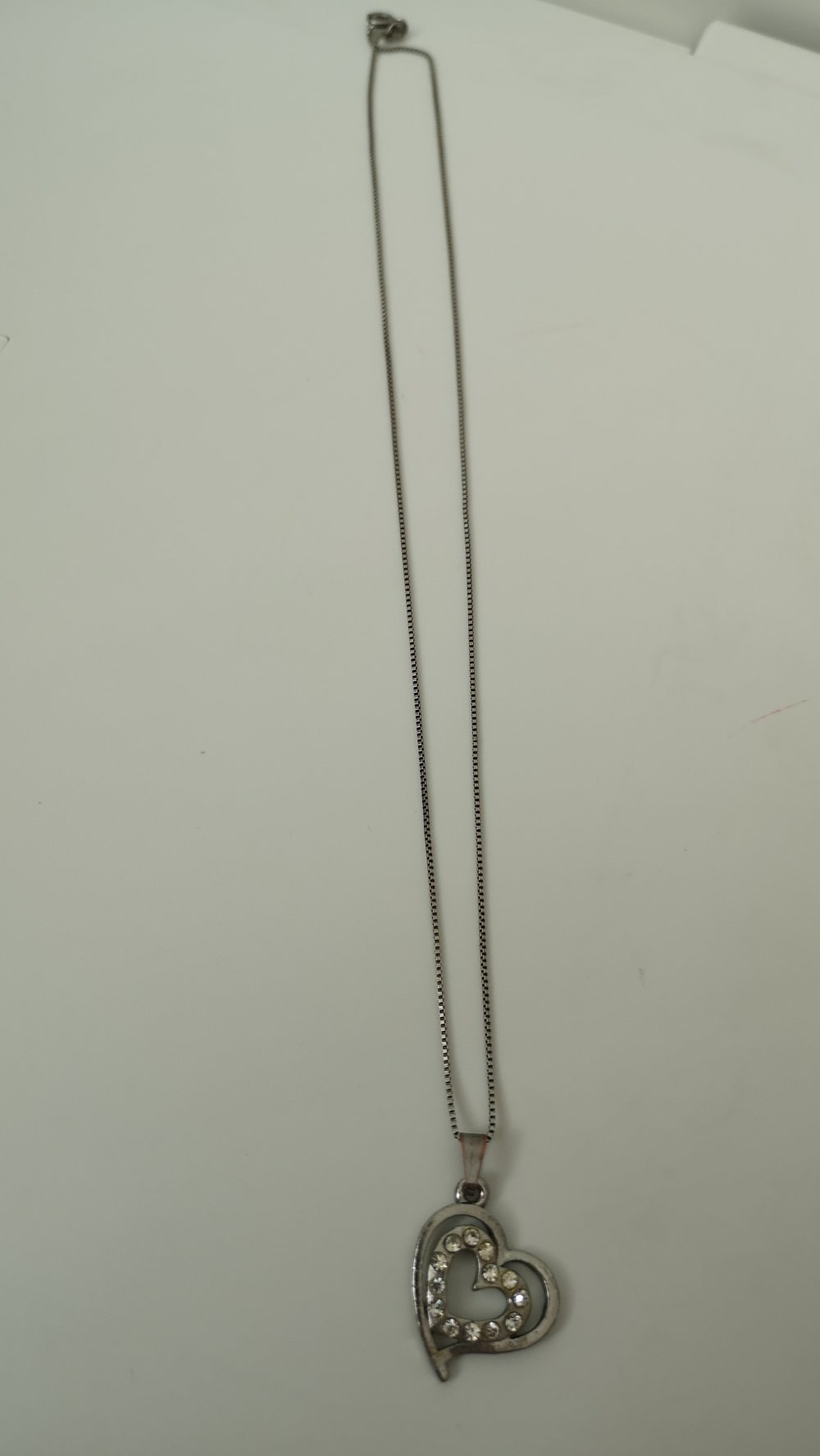 silberfarbene Modeschmuckkette mit Herzanhänger / Herzkette