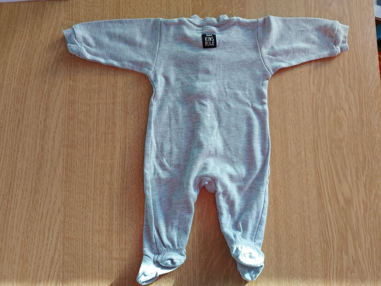 grauer Baby-Schlafanzug 
