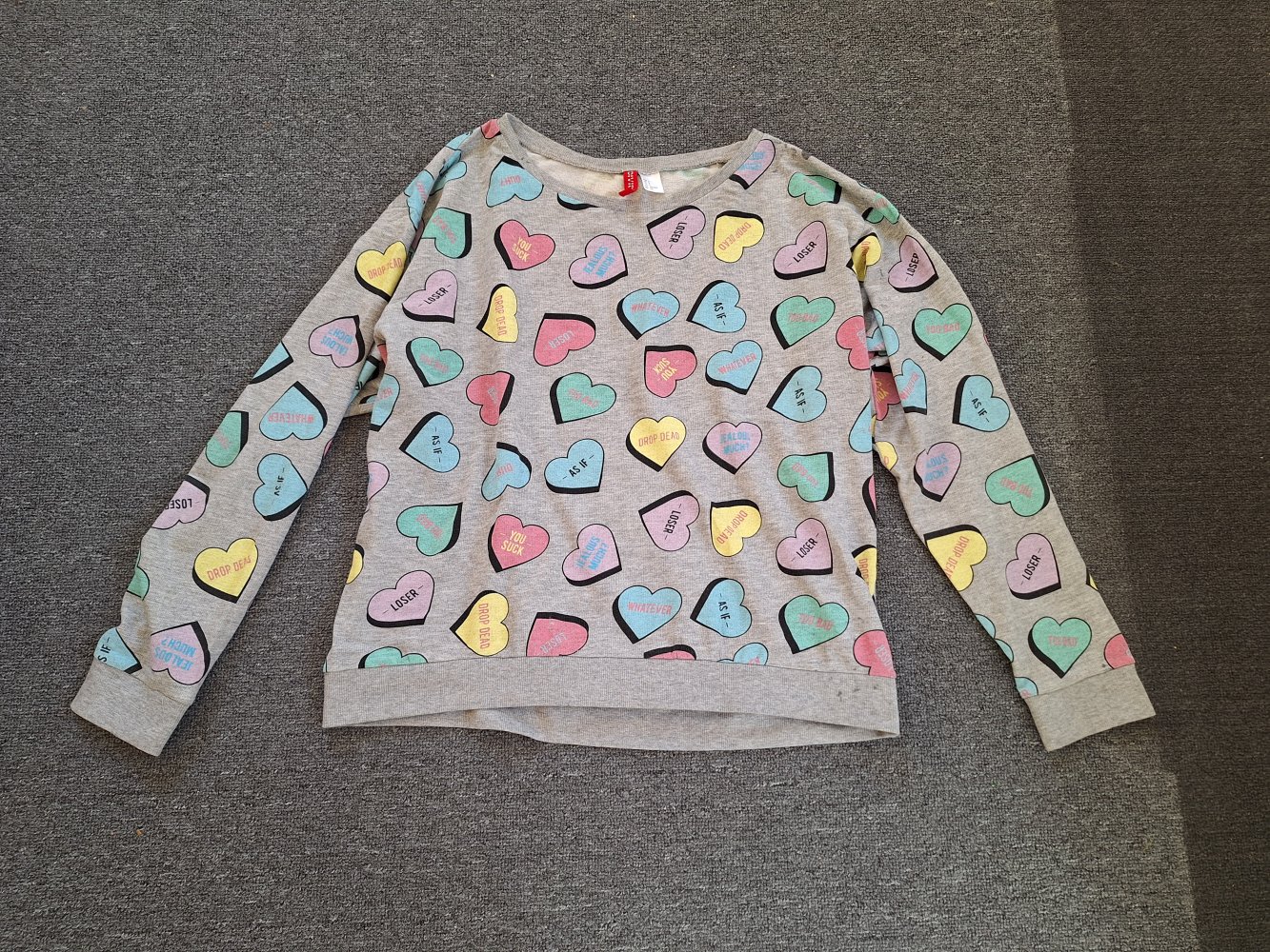 Grauer Pullover mit pastell Herzen mit Beleidigungen, Gr. S