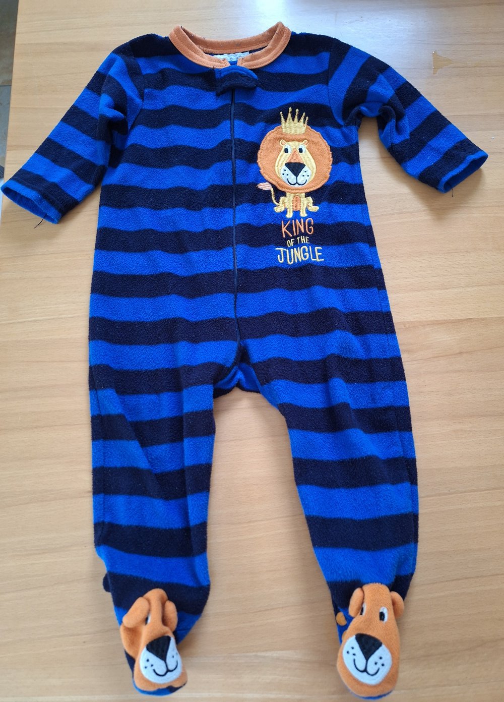 Warmer blau-schwarz gestreifter Pyjama 