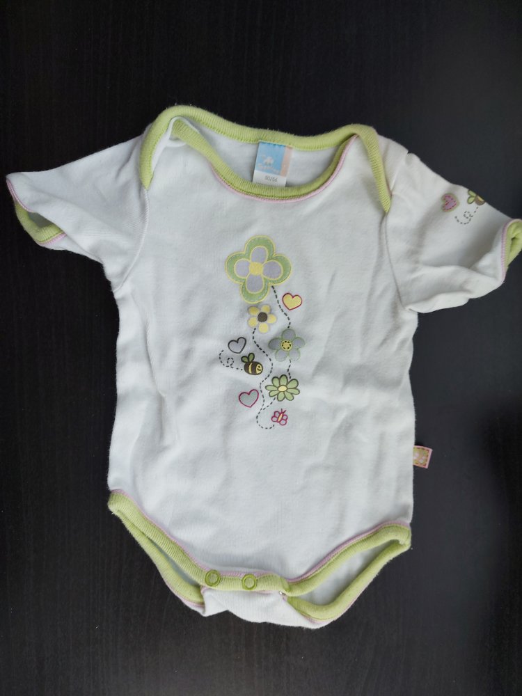 Niedlicher Kurzarmbody mit Frühlingsmotiven, Gr. 50/56