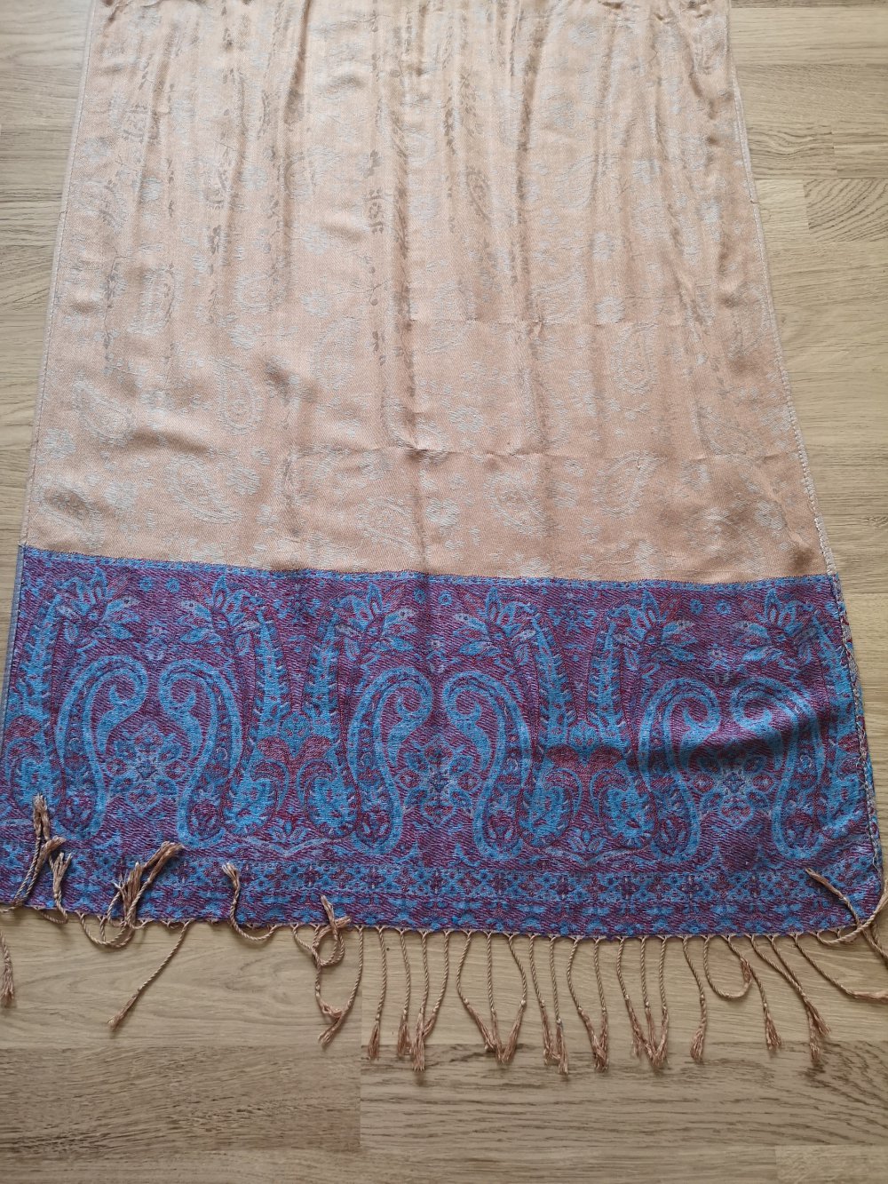 beiger Pashmina-Schal mit blau-lila Muster an den Enden