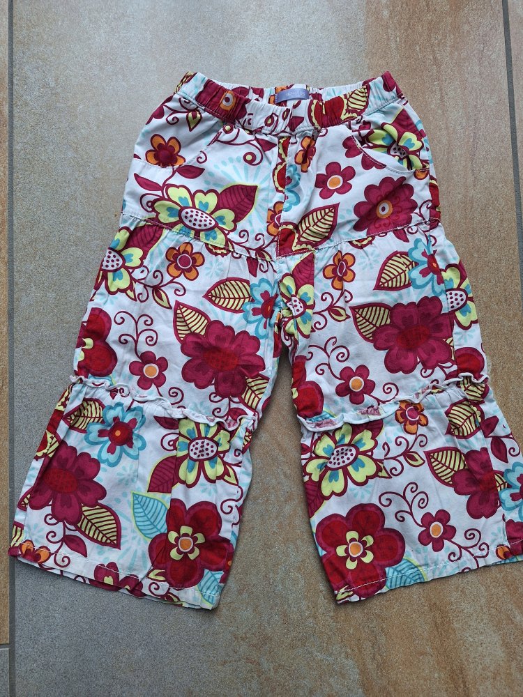 Blumenhose, Gr. 86 ausgestellte Sommerhose mit bunten Blumen