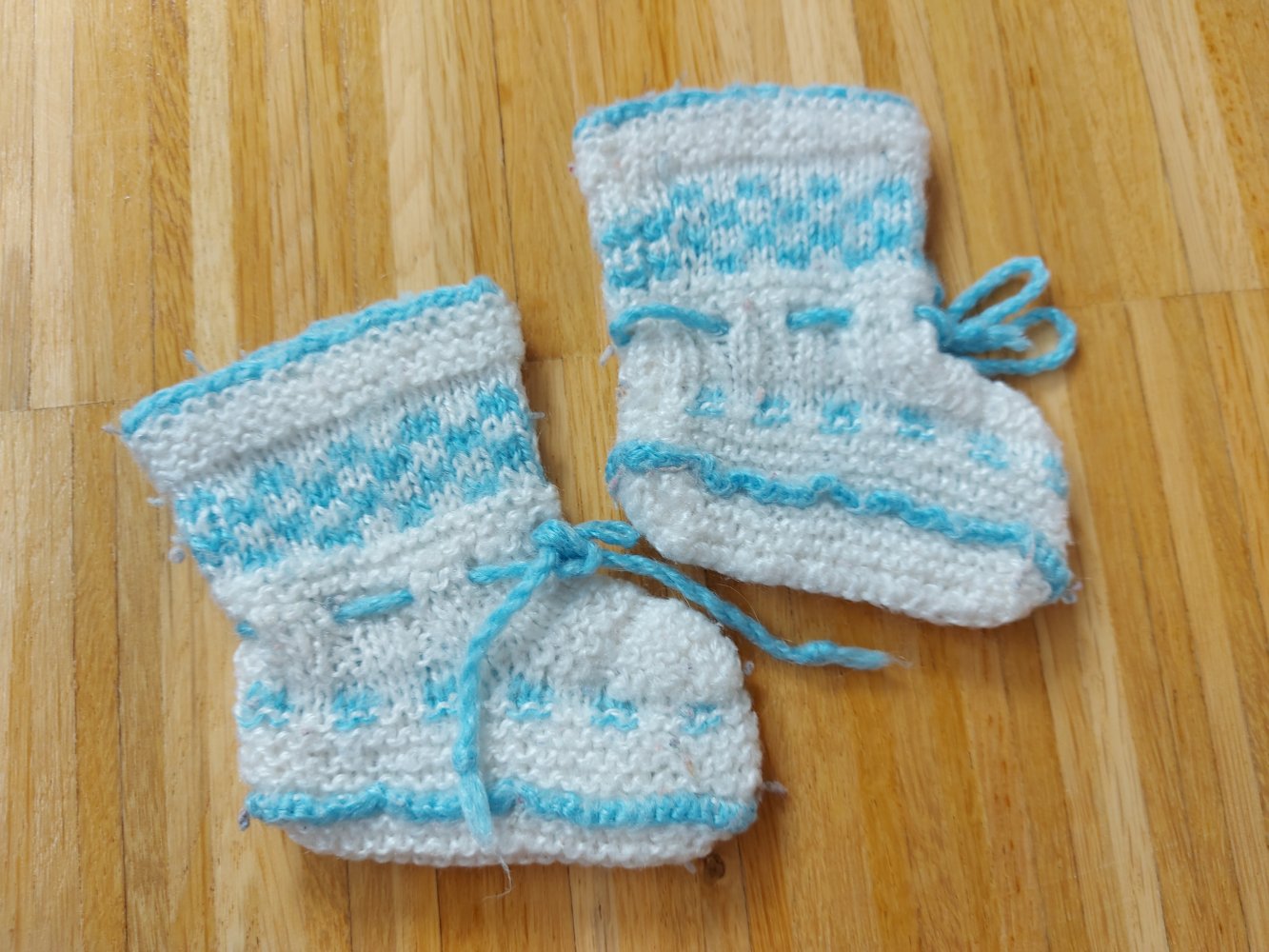 Weiß-blaue Strickschühchen / Babysöckchen/Newborn