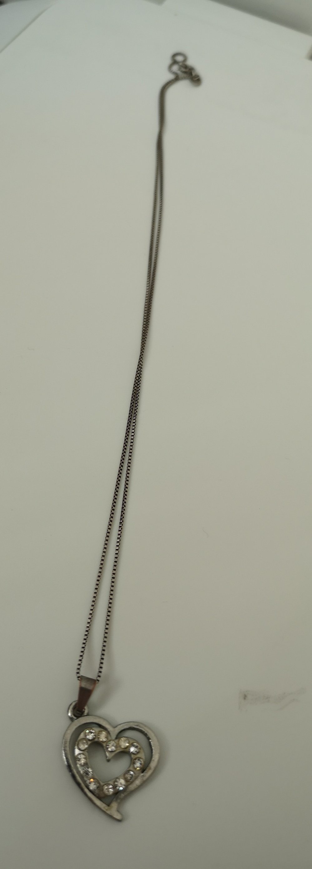 silberfarbene Modeschmuckkette mit Herzanhänger / Herzkette