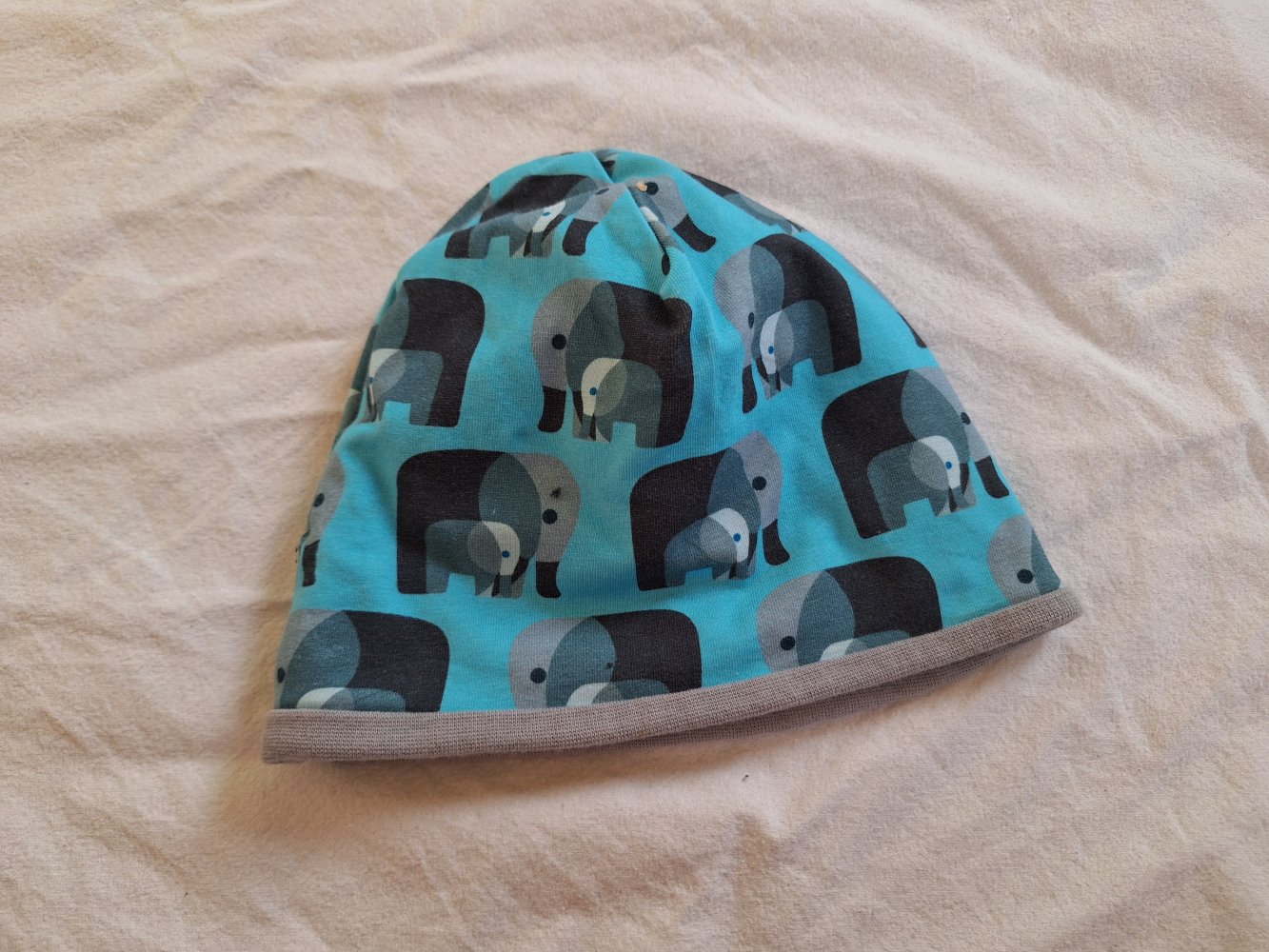 Blaue Mütze mit Elefanten