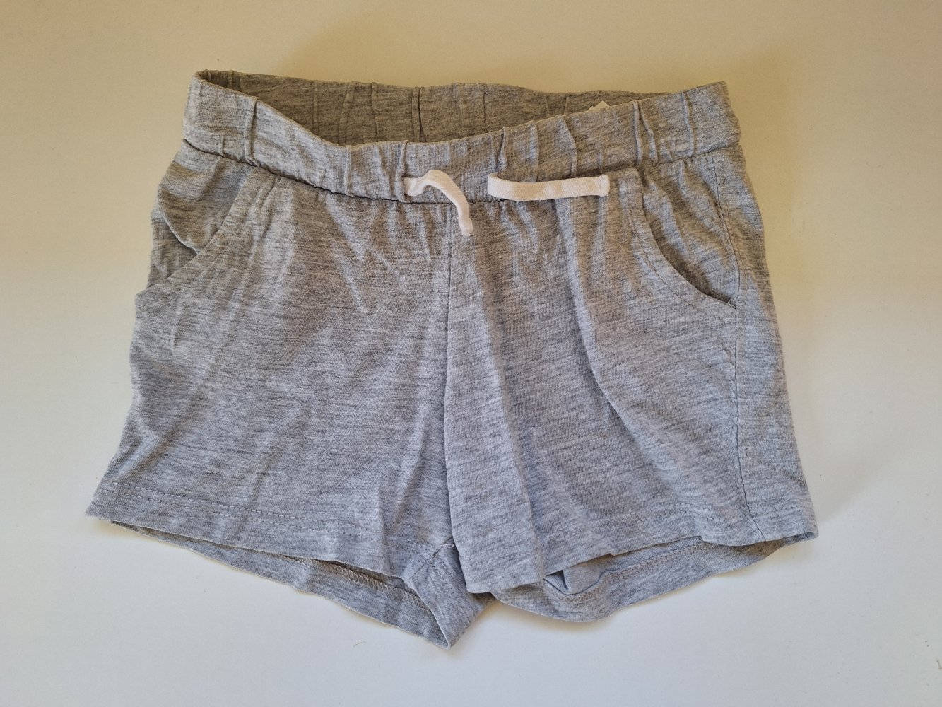 graue kurze Hose / Sommershorts Gr. 80 unisex