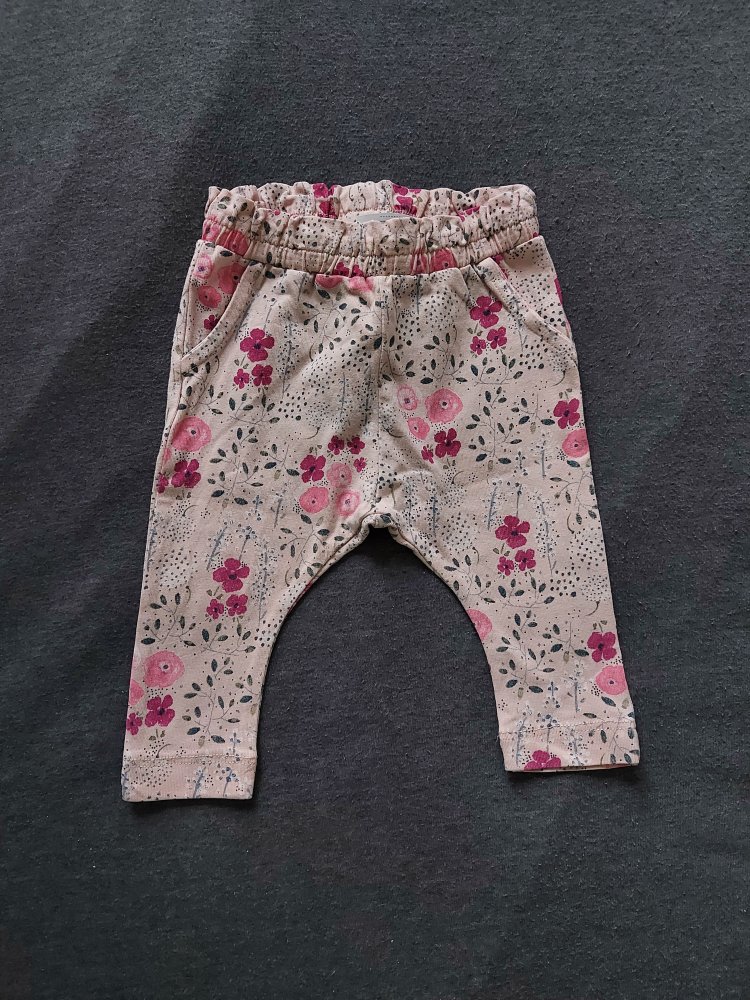 rosa geblümte Babyhose Gr. 56