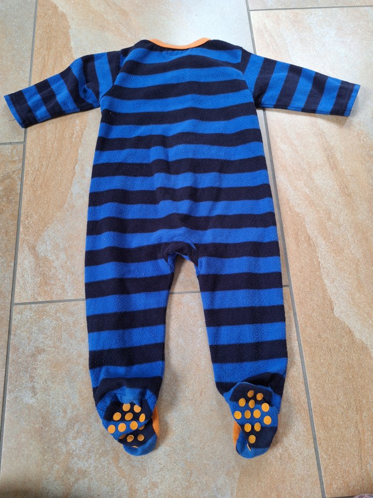 Warmer blau-schwarz gestreifter Pyjama 