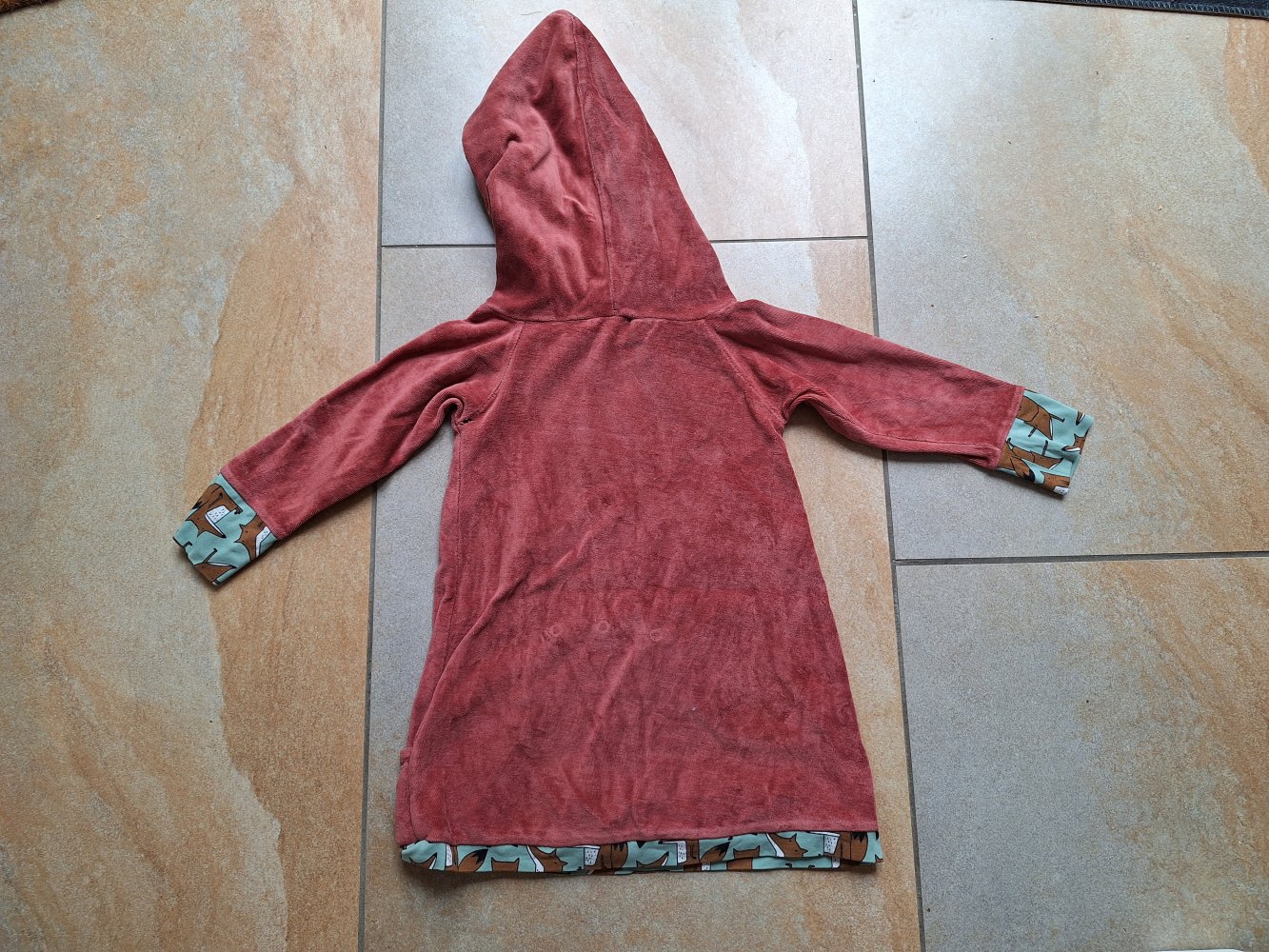 rotes selfmade Kapuzenkleid mit Fuchsmuster