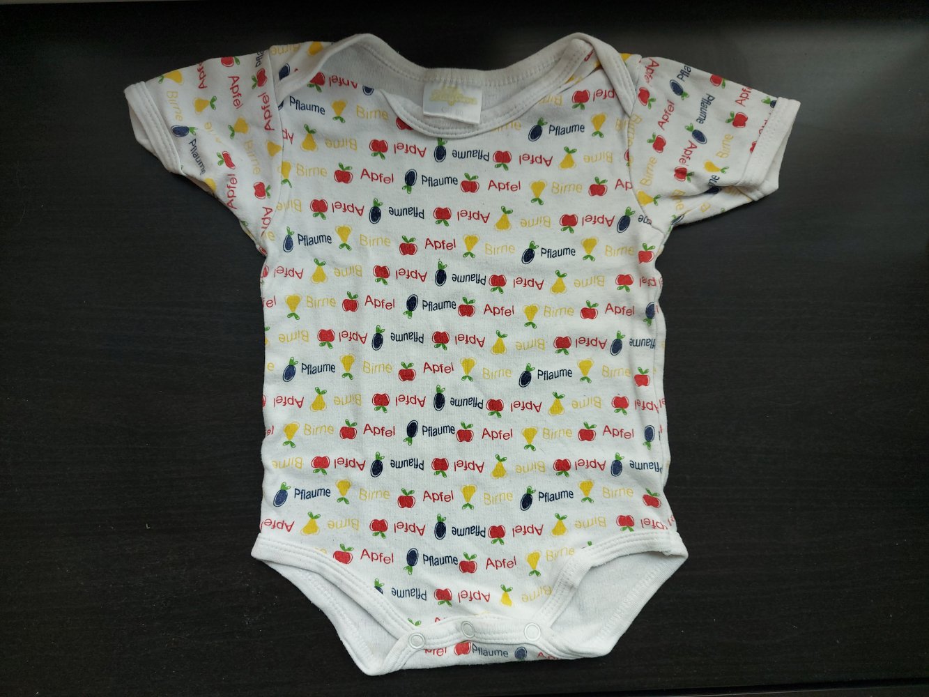 Niedlicher Kurzarmbody mit Äpfel, Birnen und Pflaumen, Gr. 80