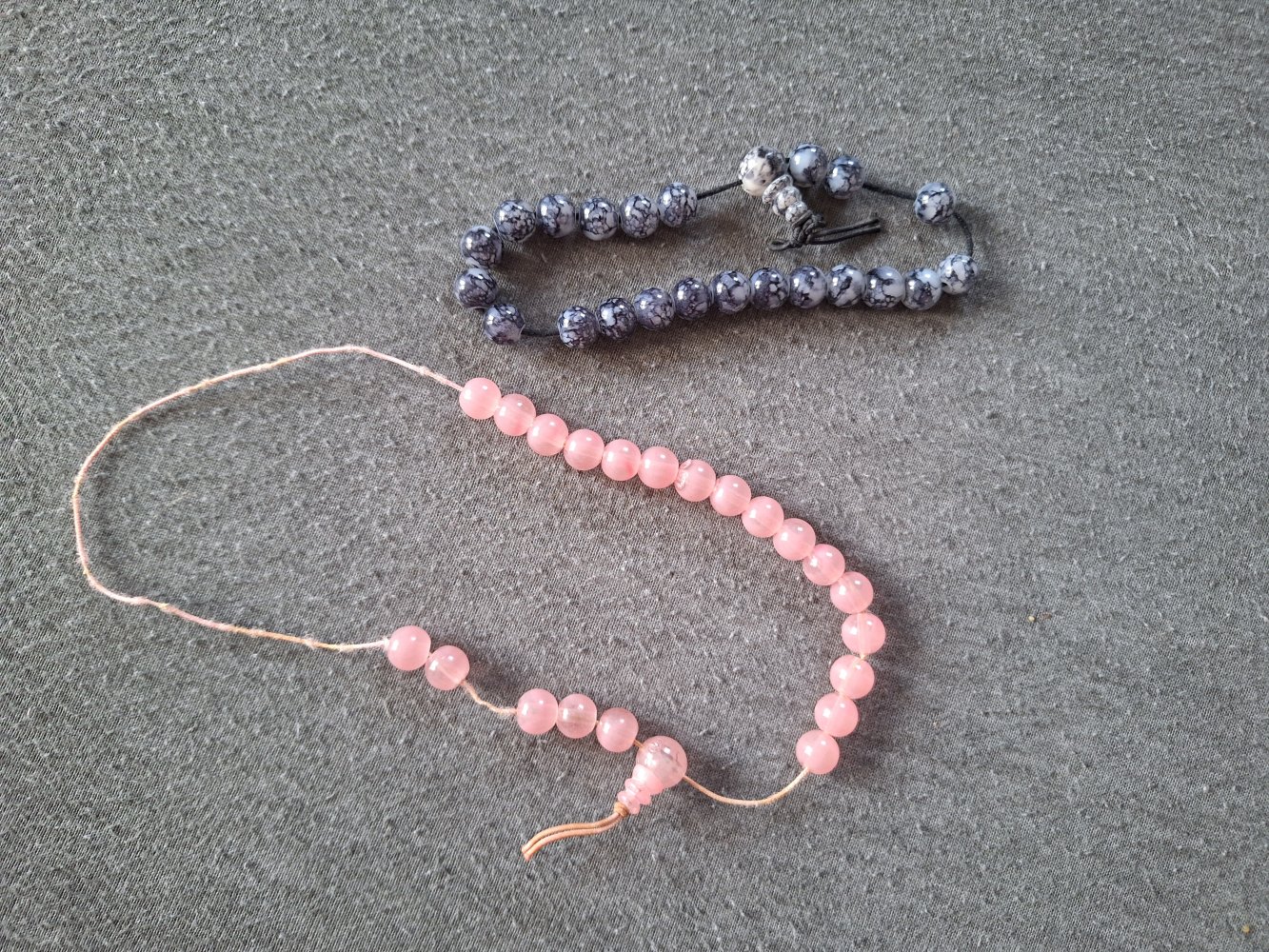 2 Perlenarmbänder rosa und dunkelblau