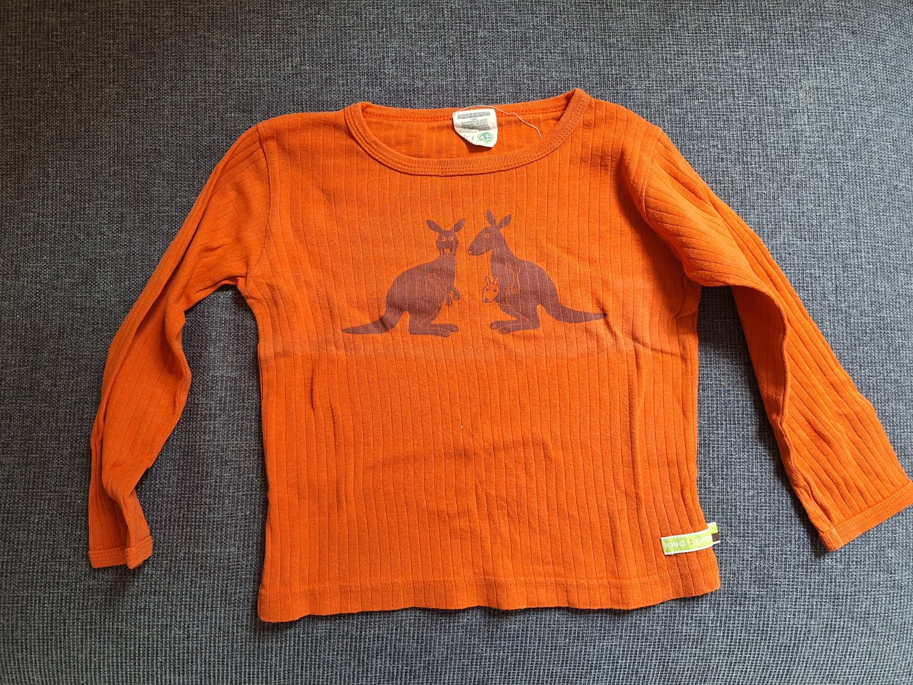 orangefarbener Pullover mit Kängurus, Gr. 98/104 gerippt, unisex