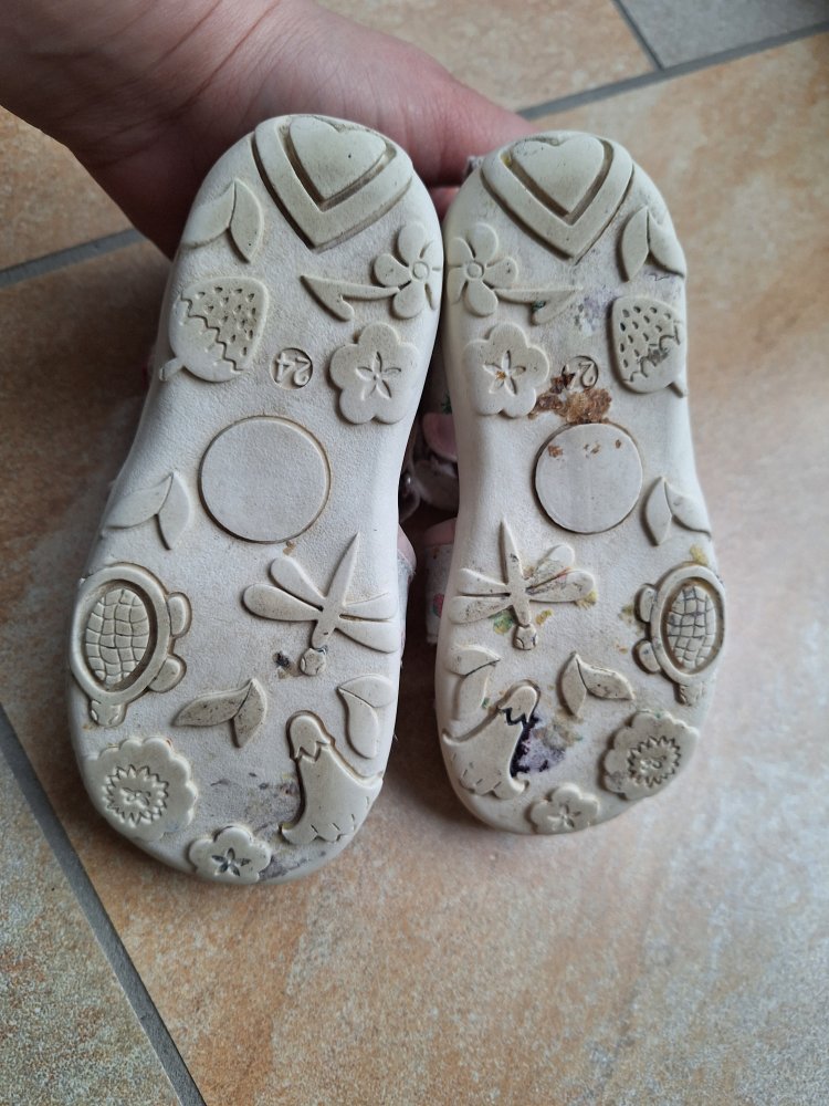 weiß-silber-rosa Sandalen mit Melonen und Erdbeeren, Gr. 24