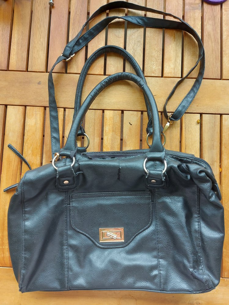schwarze Handtasche mit Reißverschlüssen und Innentasche