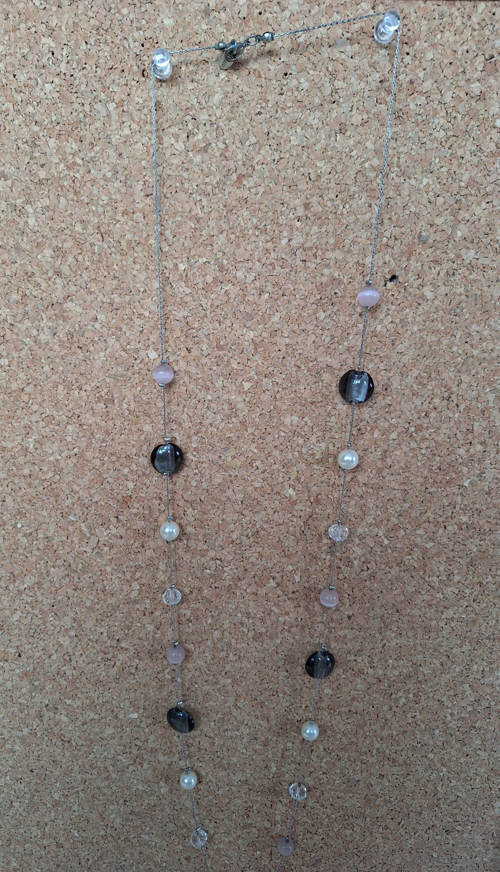 Lange Modeschmuck-Halskette mit rosa, schwarzen und silber Perlen