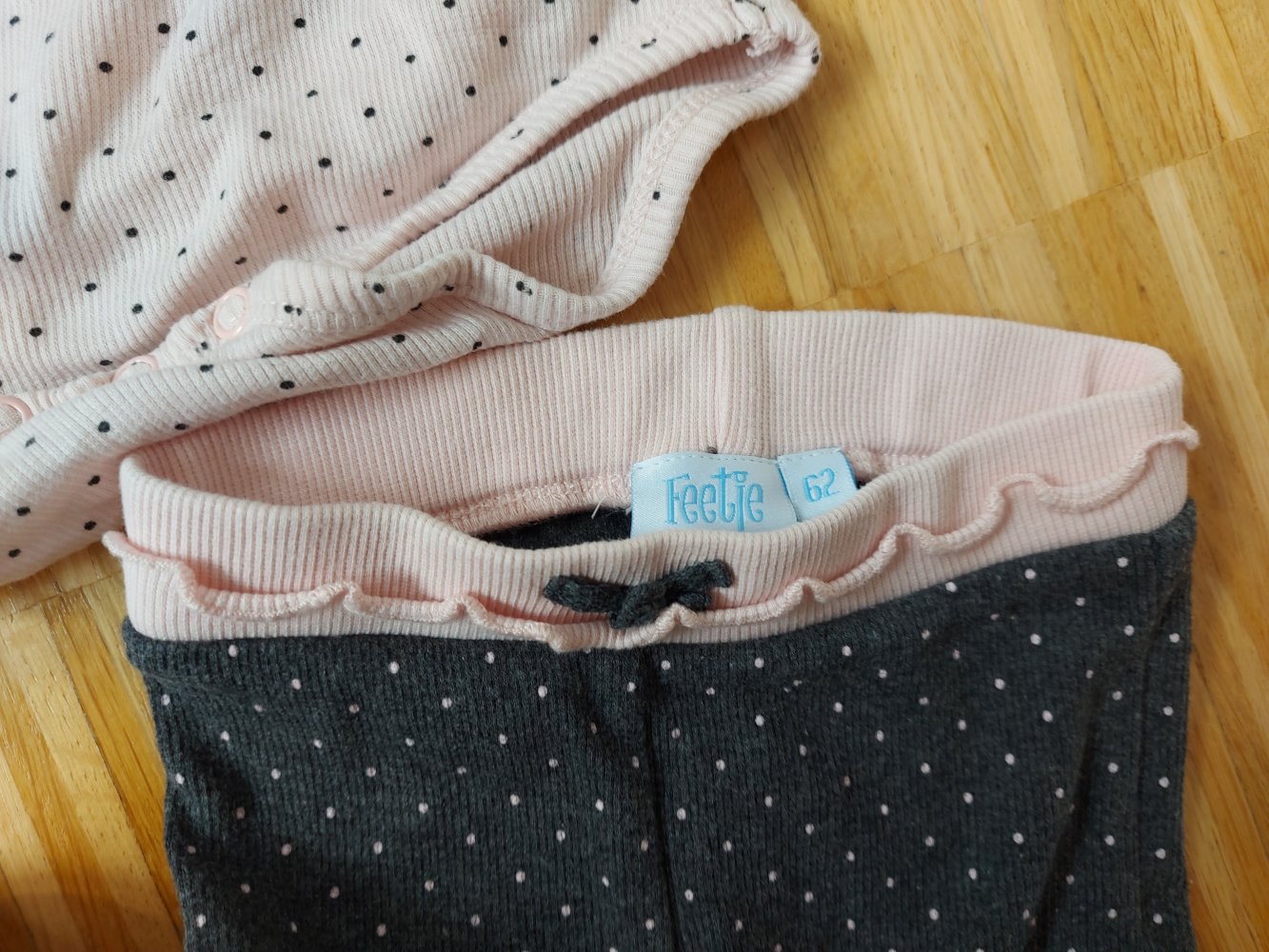 4-teiliges Bekleidungsset von feetje dots Strampler, Wickelbody, Hose und Wendejacke Gr. 62