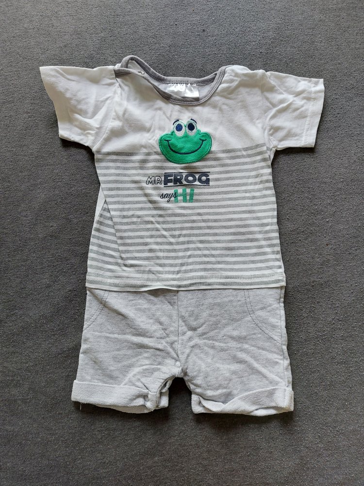 kurzer weißgrauer Babystrampler /Spieler 