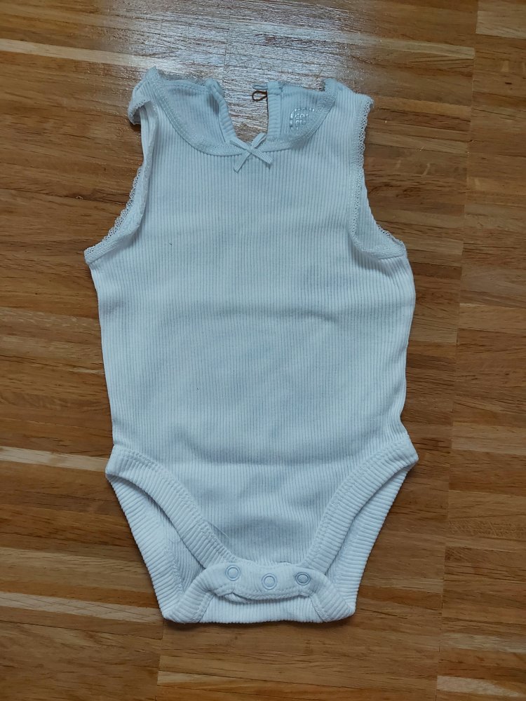 weißer ärmelloser Body bzw. Kurzarmbody Gr. 56