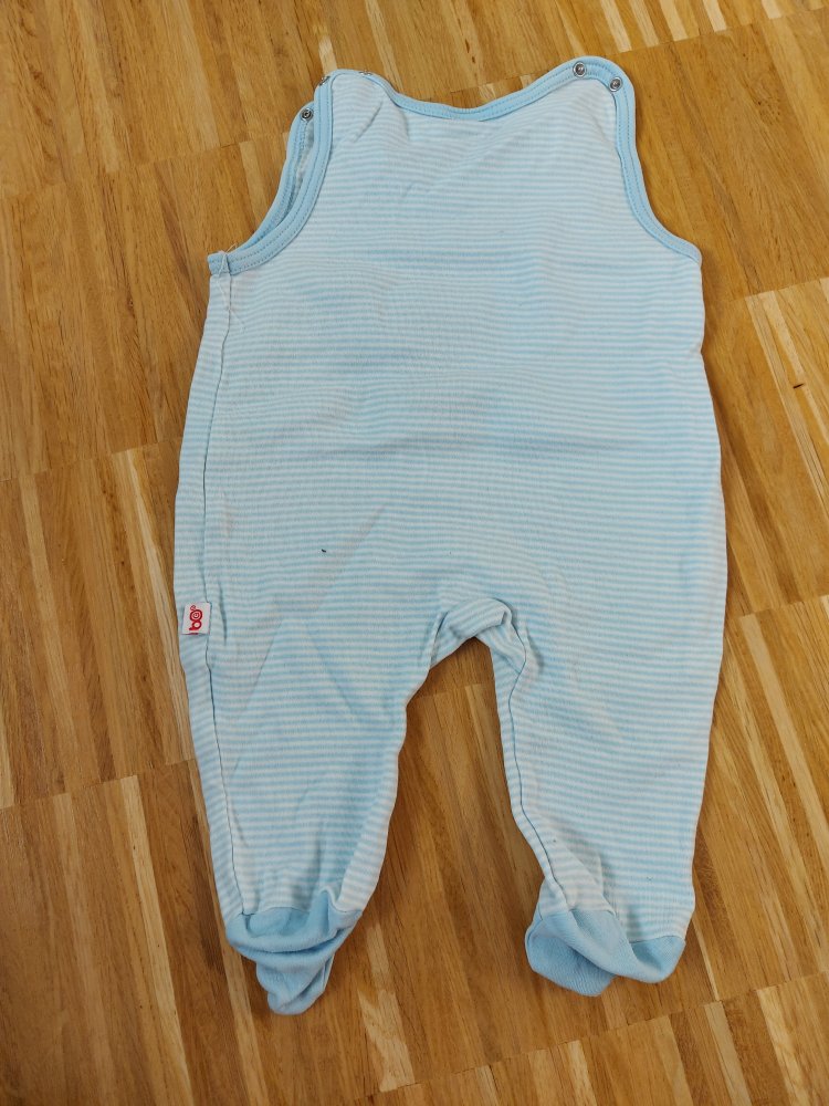 hellblau gestreifter Babystrampler mit Teddybärchenmotiv
