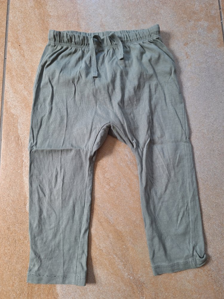 dünne khakifarbene Stoffhose, Gr. 92 mit Löchern hinten! unisex