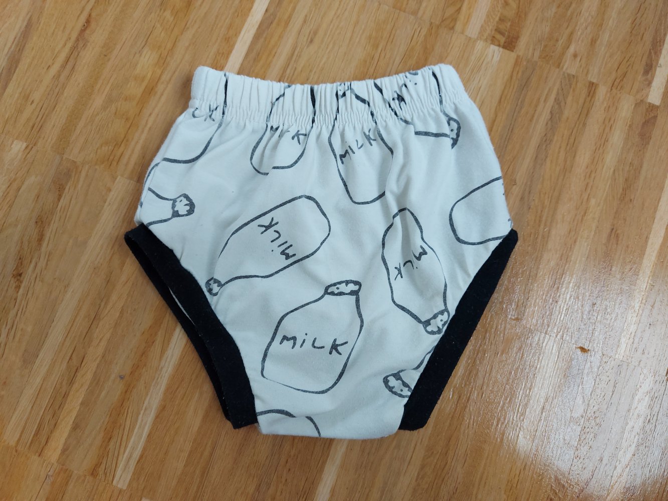 schwarz-weißer Milk-Baby-Slip