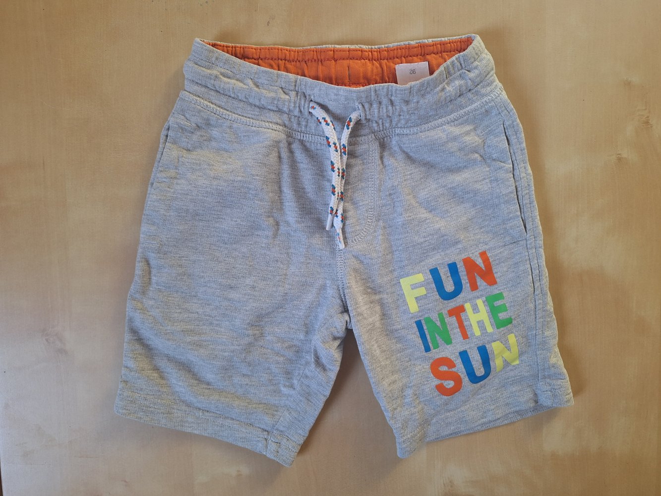 Graue Shorts 