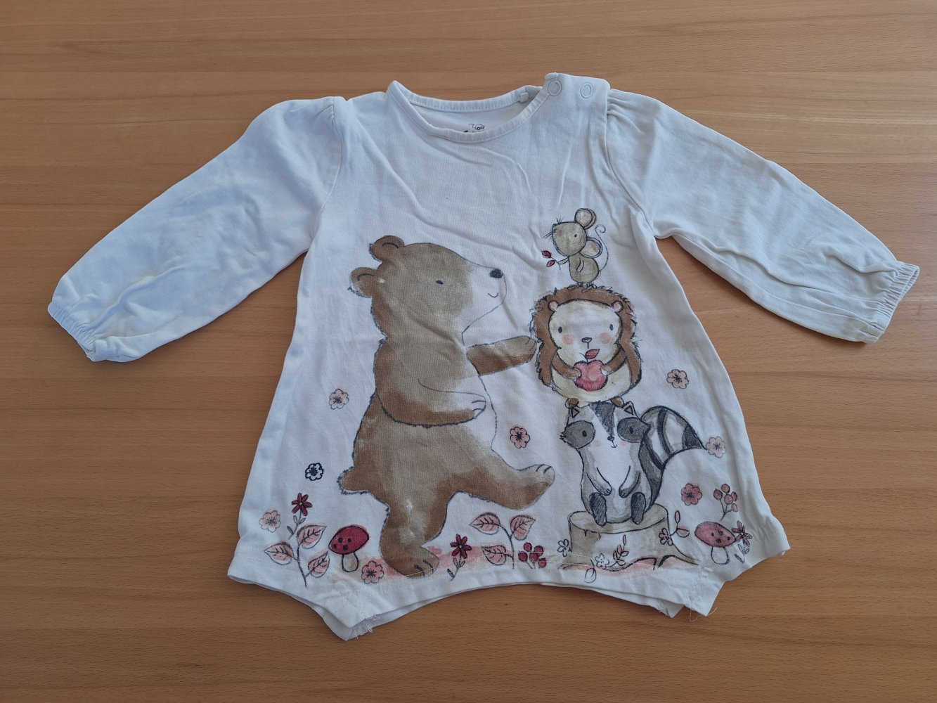 Schön geschnittener Pullover mit süßen Wilditeren, Gr. 80