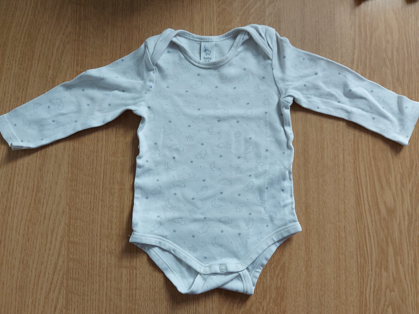 Langärmliger weißer Babybody Gr. 80 mit Mond und Sternen
