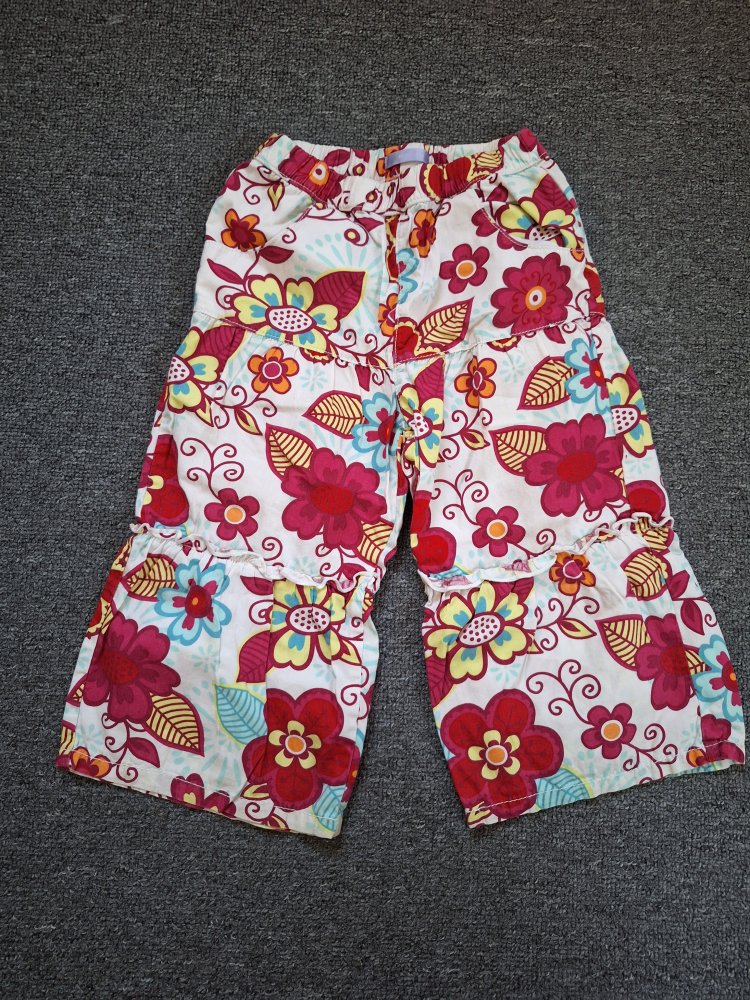 Blumenhose, Gr. 86 ausgestellte Sommerhose mit bunten Blumen