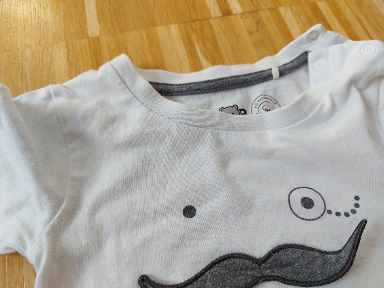 weißer Langarmbody Gr. 74 mit Monokel und Schnurrbart (Moustache) 