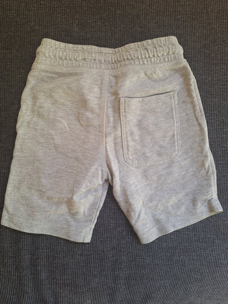 Graue Shorts 