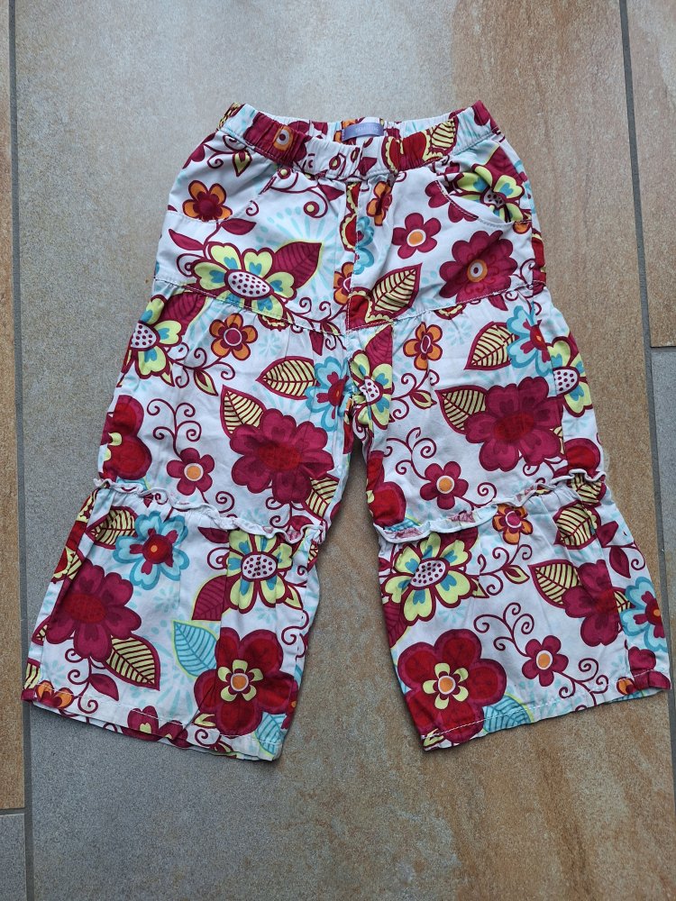 Blumenhose, Gr. 86 ausgestellte Sommerhose mit bunten Blumen
