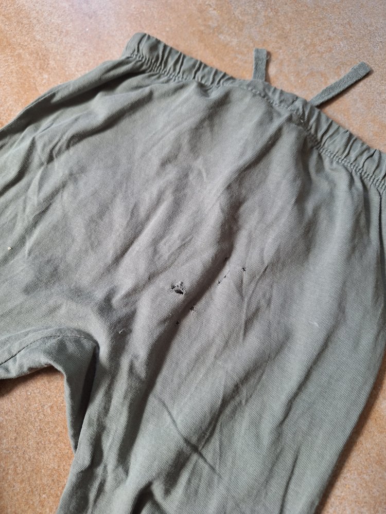 dünne khakifarbene Stoffhose, Gr. 92 mit Löchern hinten! unisex