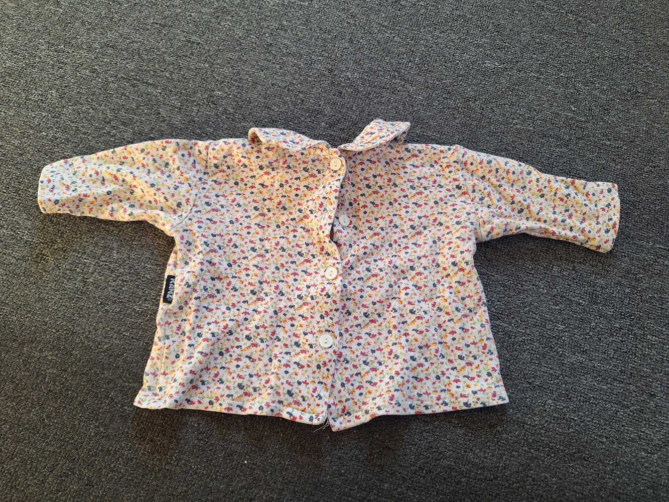 Geblümtes Oberteil mit Kragen, Gr. 62 Wickeljäckchen