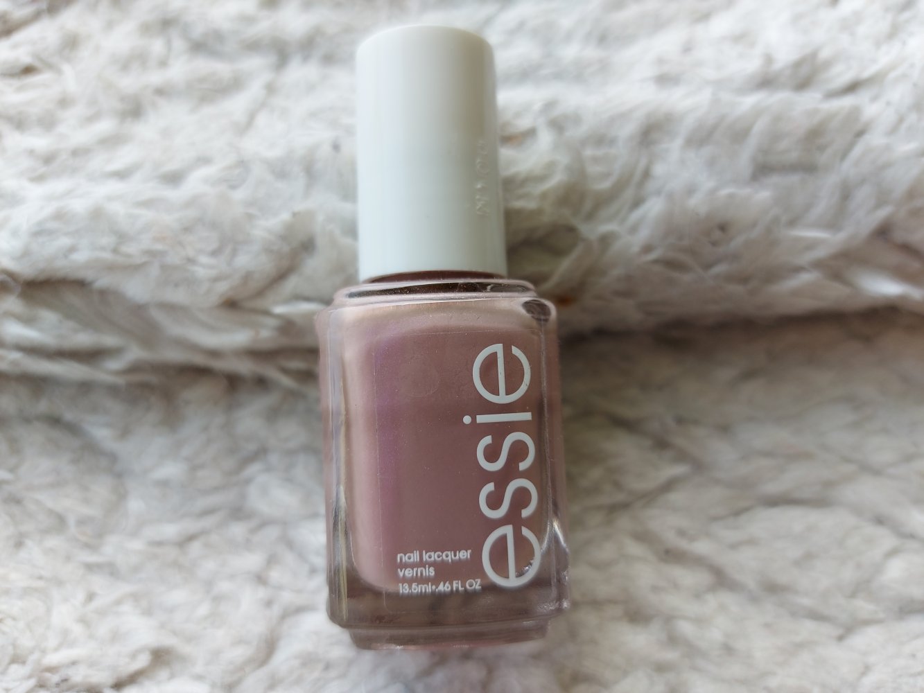 mauvefarbener Essie Nagellack Nr. 40 demure vix