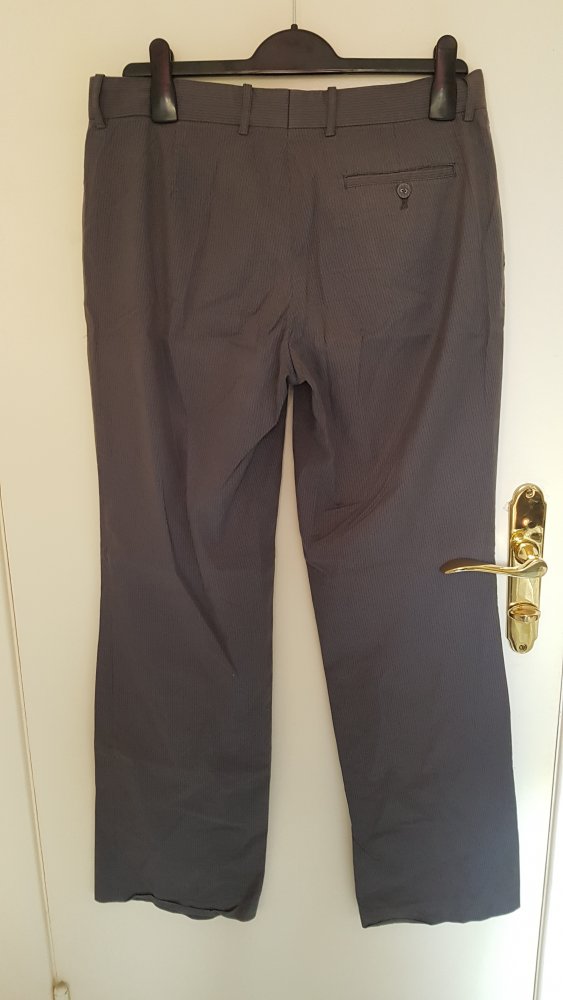 graue Businesshose mit schwarzen Nadelstreifen Gr. 40
