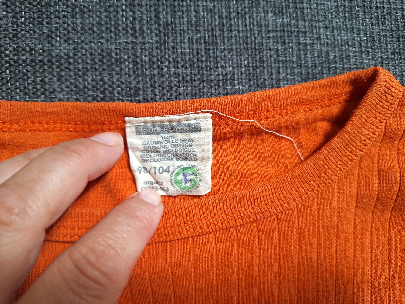 orangefarbener Pullover mit Kängurus, Gr. 98/104 gerippt, unisex