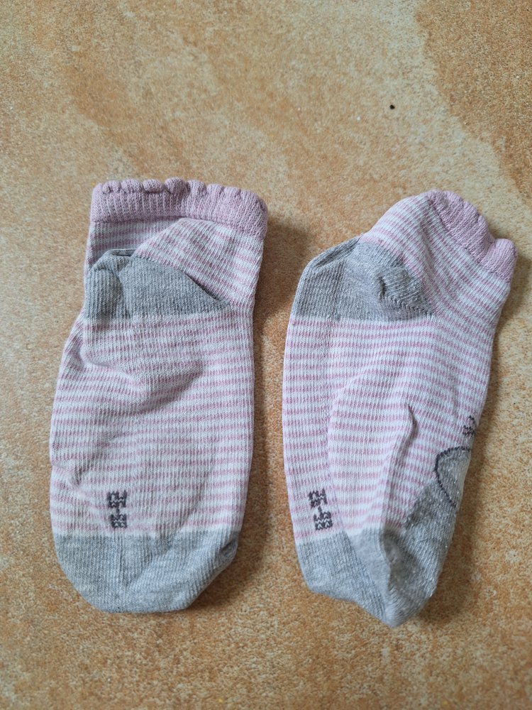 Niedliche rosa Söckchen mit Elefanten und Rüschen, Gr. 86-92