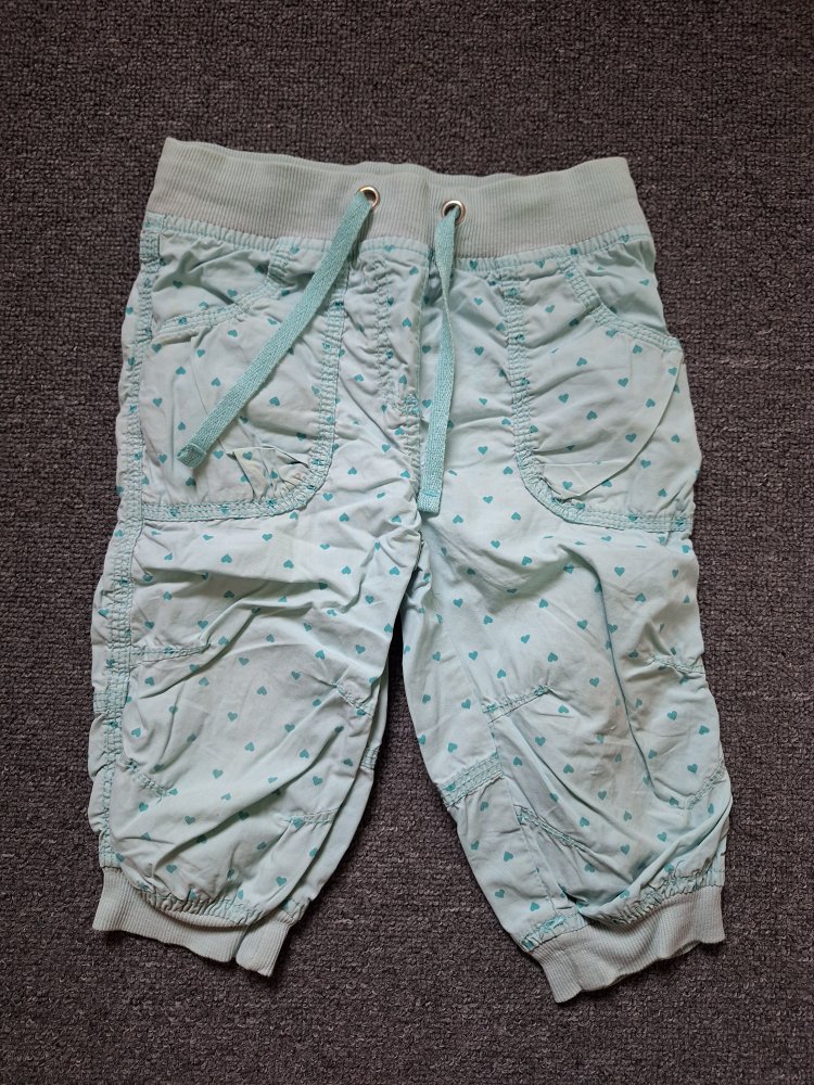 Bequeme türkise Sommer-Hose mit Herzen, Gr. 86