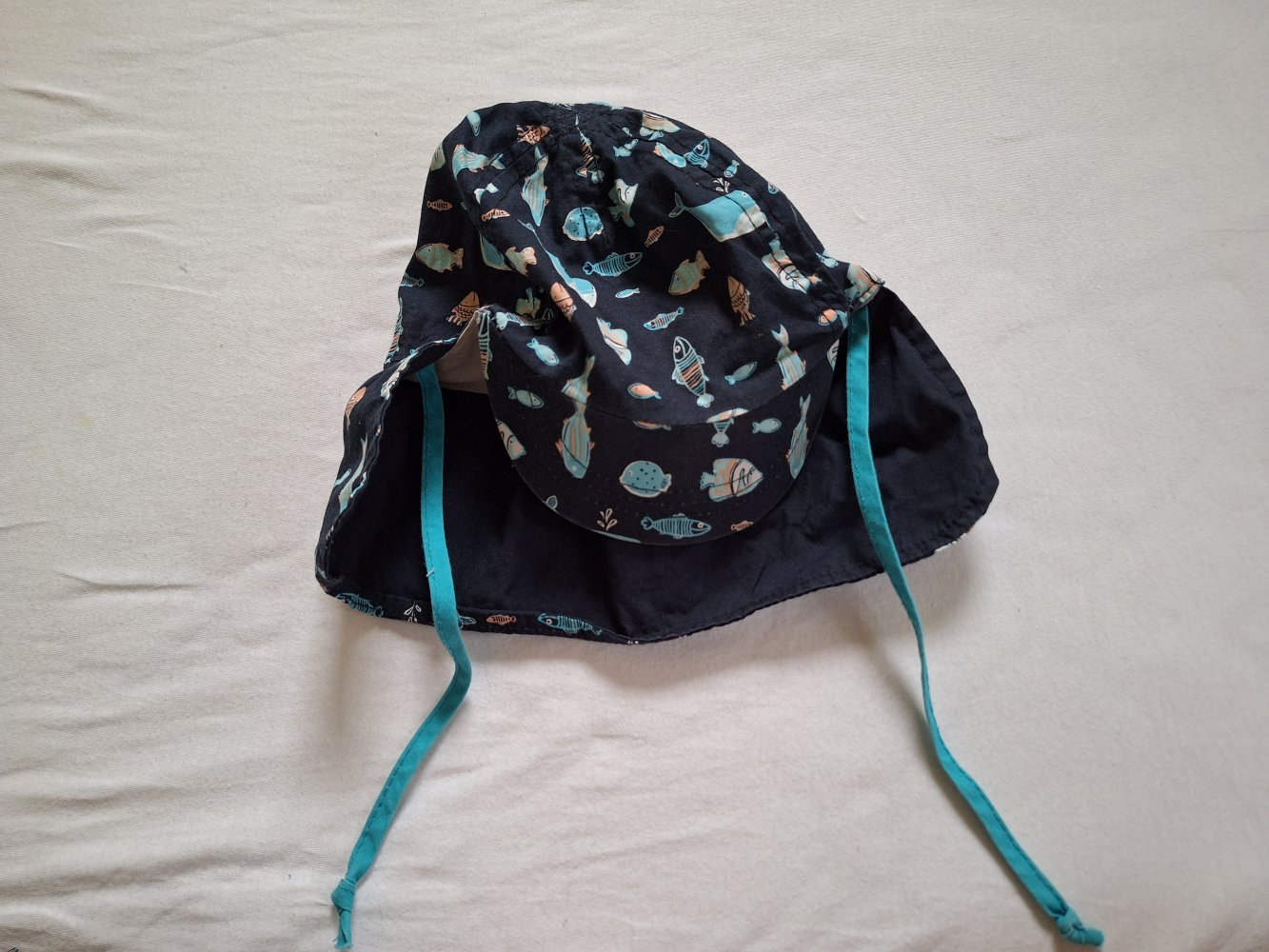 marineblauer Sommerhut mit Fischen für Babys mit Schnüren, Gr. 50/52