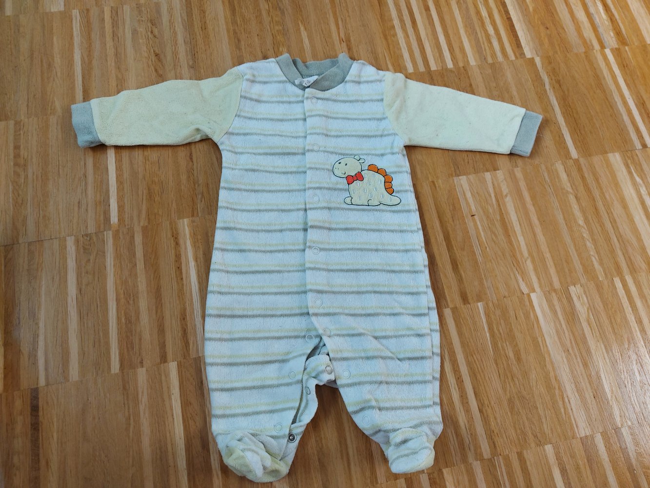 grün-weiß gestreifter Babyschlafanzug  mit Dino Gr. 62