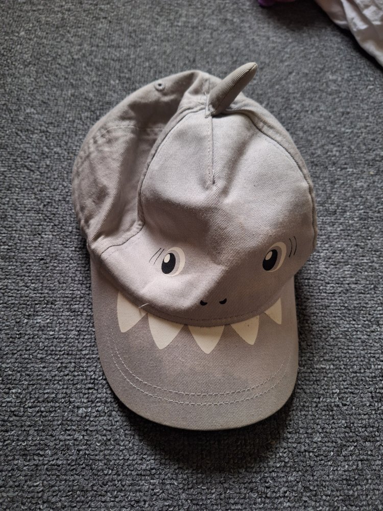 Graues Hai Käppi, Gr. 86/92