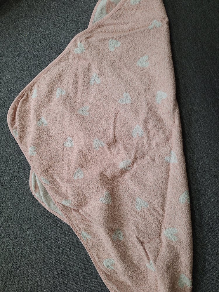 Süßes rosa Kapuzenhandtuch mit Häschen