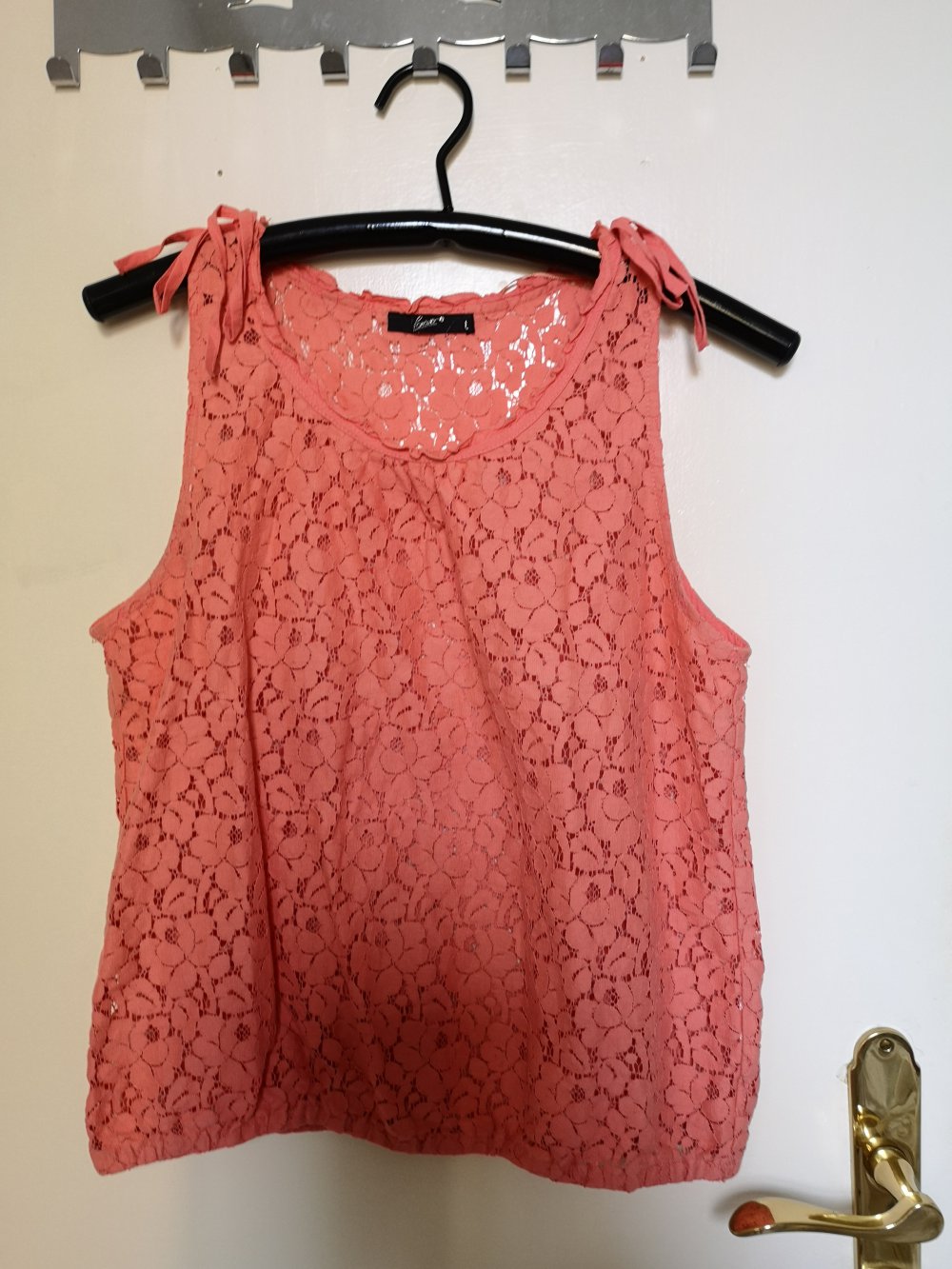 orangefarbenes/korallfarbenes Top mit Spitzen-Blumenmuster