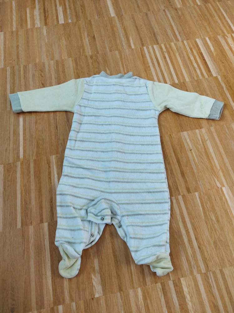 grün-weiß gestreifter Babyschlafanzug  mit Dino Gr. 62