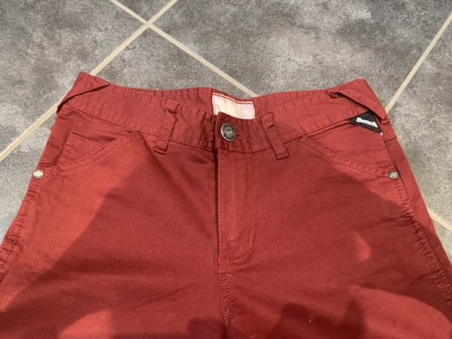 Bench Jeans in schönem Weinrot