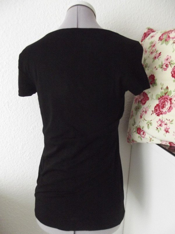 Schönes schwarzes Kurzarmshirt 