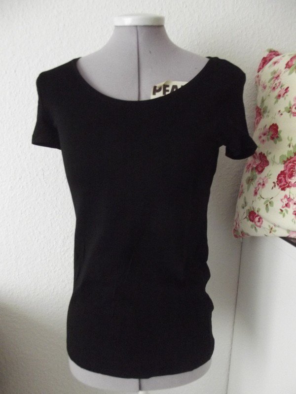 Schönes schwarzes Kurzarmshirt 